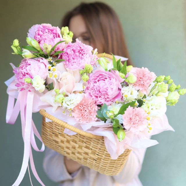 Шикарная корзина с пионами