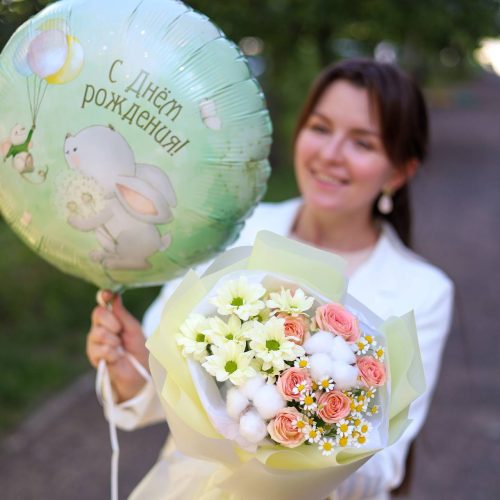 Милый букет с кустовыми розами и воздушный шар