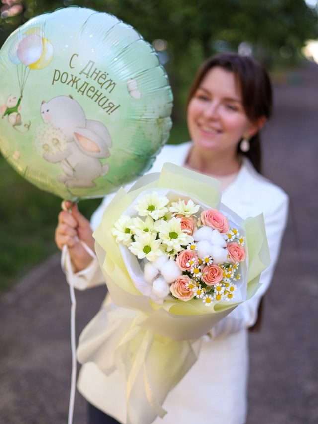 Милый букет с кустовыми розами и воздушный шар — изображение 2