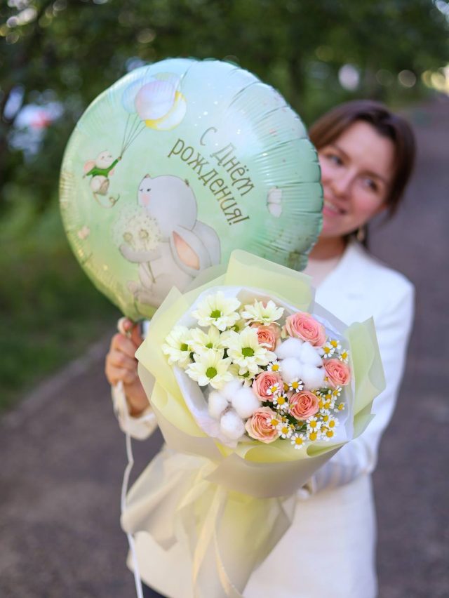 Милый букет с кустовыми розами и воздушный шар — изображение 3