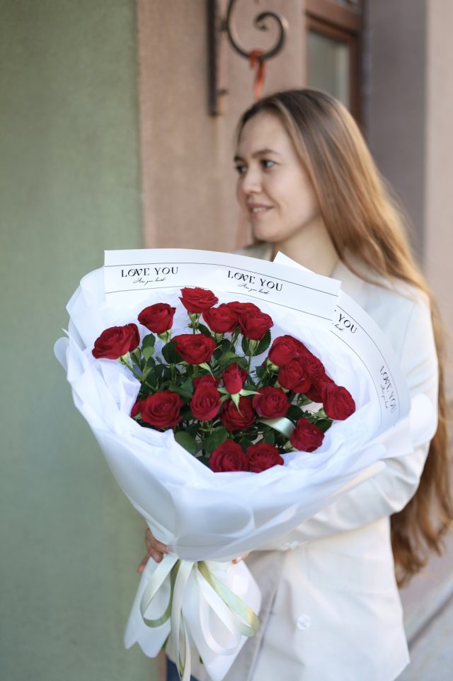 Букет из красных кустовых роз — изображение 2