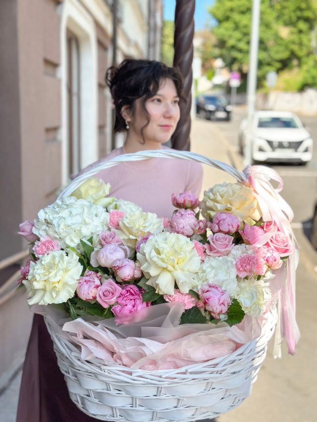 Великолепная летняя корзина с пионами и крупными розами — изображение 2