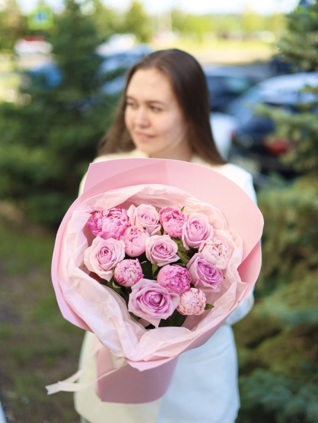 Милый букет с пионами и розами — изображение 2