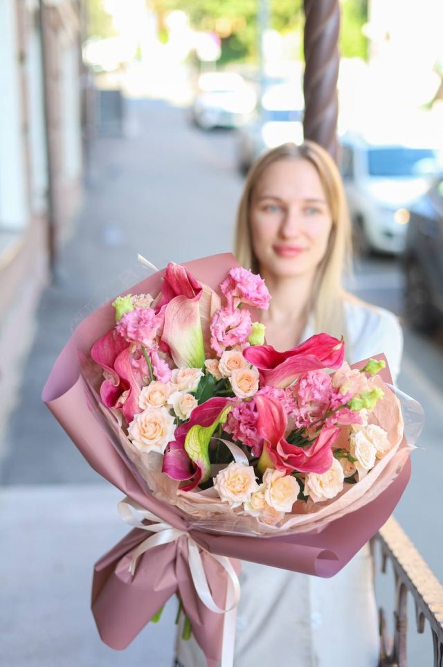 Потрясающий букет с каллами и эустомой — изображение 2
