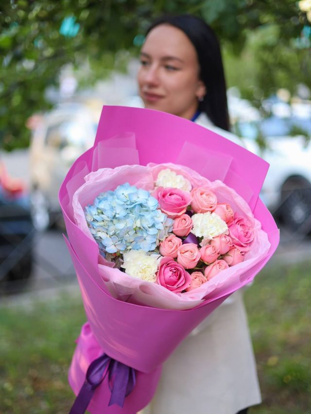 Красочный букет с гортензией и розами — изображение 2