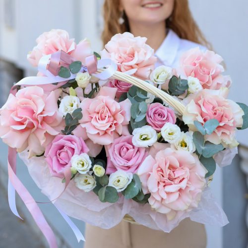 Изящная корзина с нежными розами