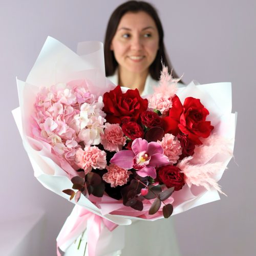 Очаровательный букет с французскими розами