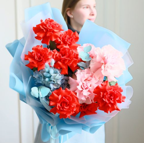 Воздушный букет с крупными гортензиями и розами