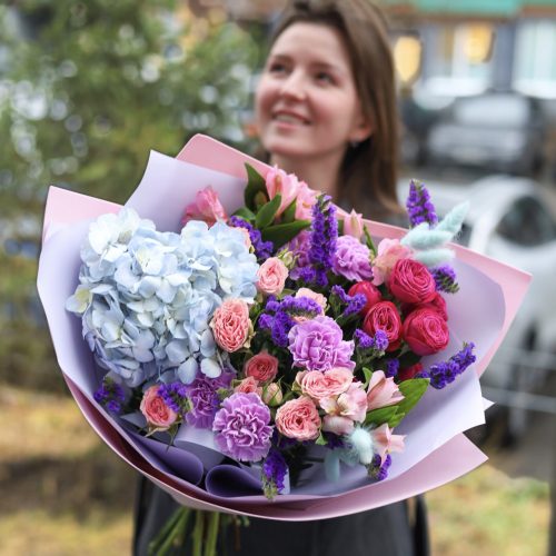 Стильный букет с голубой гортензией