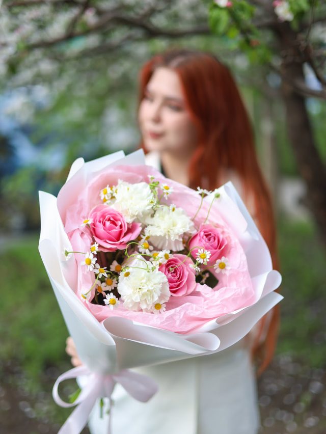 Милый букет с розами и диантусами — изображение 2