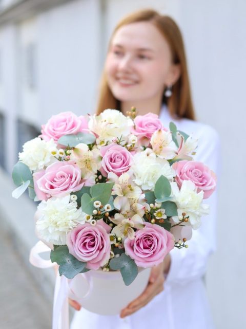 Композиция с нежными розами и диантусами