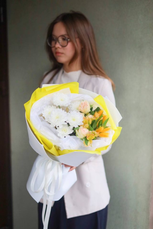 Стойкий букет с альстромерией — изображение 2