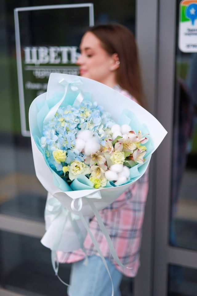 Чудесный букет с эустомой и гортензией — изображение 2