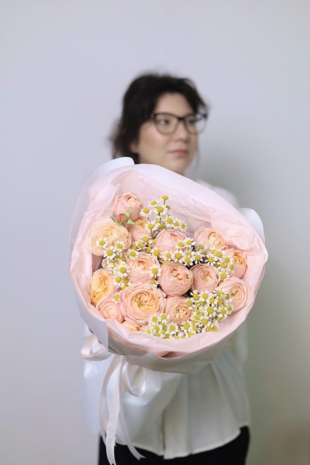 Нежный букет с ромашками — изображение 2