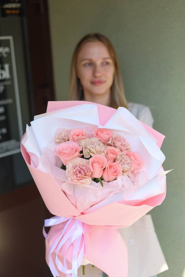 Нежный букет со стойкими диантусами — изображение 2