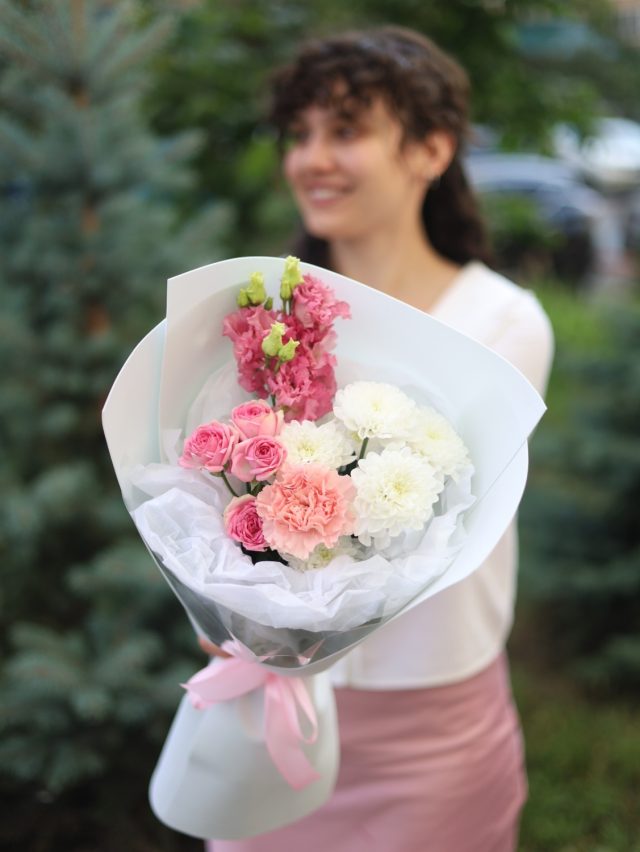 Стойкий букет с ажурной эустомой — изображение 2