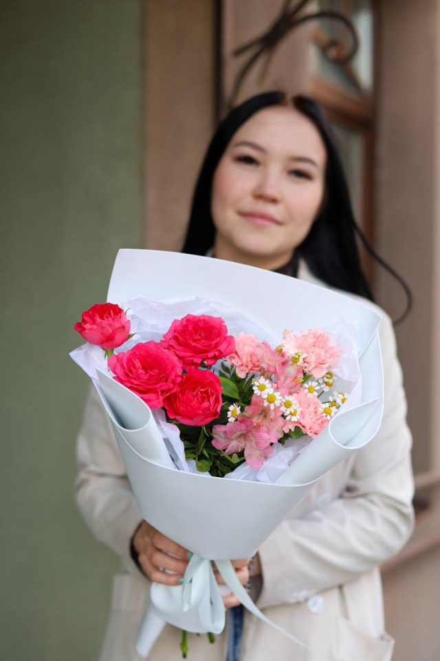 Милый букет с кустовой розой — изображение 2