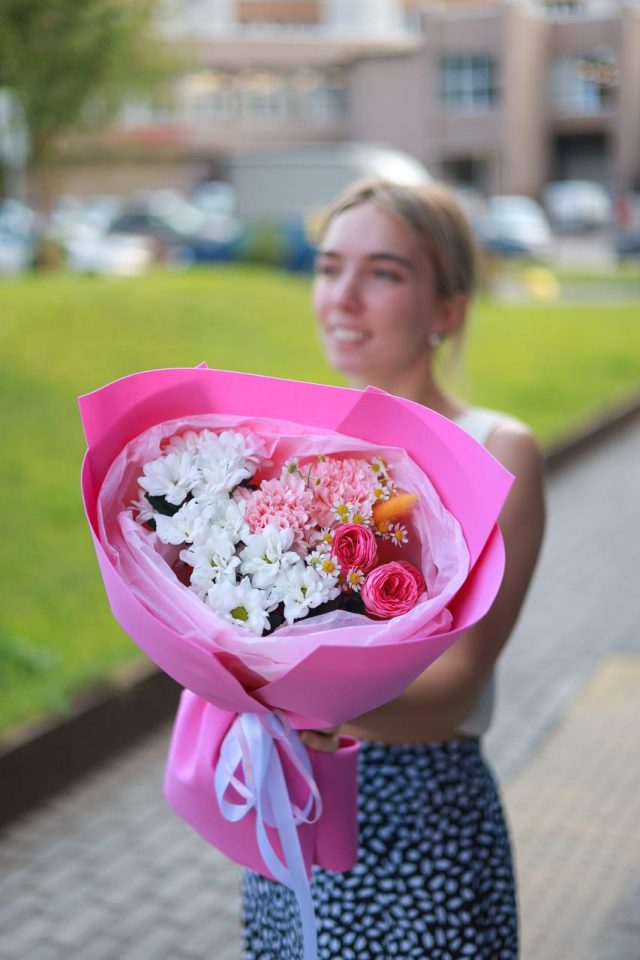 Прекрасный букет с хризантемой и розами — изображение 2