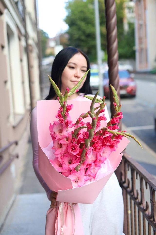 Букет высоких гладиолусов — изображение 2
