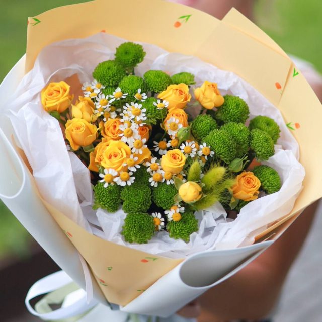 Букет с кустовыми розами и ромашками
