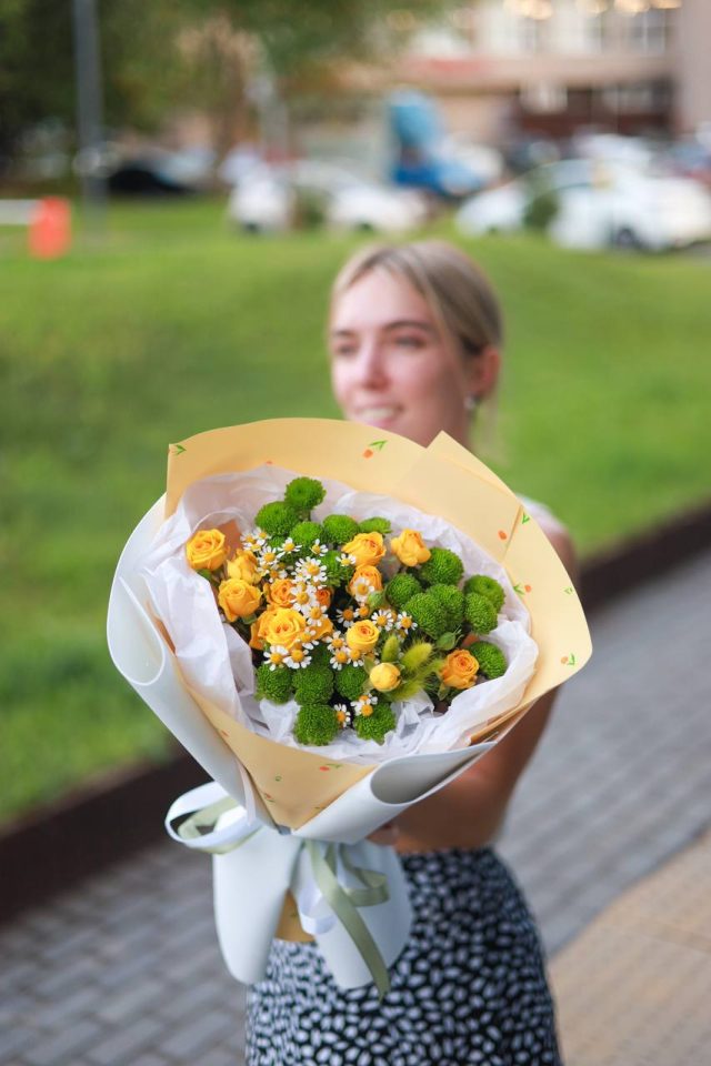 Букет с кустовыми розами и ромашками — изображение 2