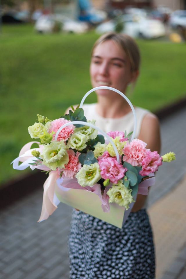 Композиция ажурной эустомы в сумочке — изображение 2
