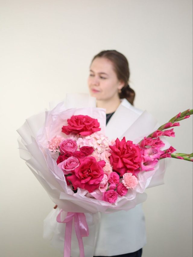 Букет с малиновыми французскими розами — изображение 2