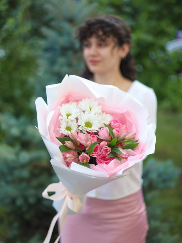 Стойкий букет с кустовыми розами — изображение 2