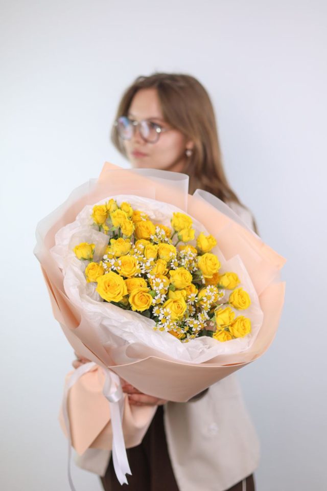 Солнечный букет кустовых роз и ромашек — изображение 2