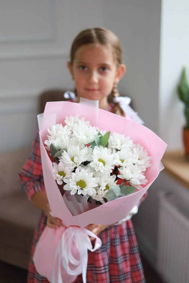 Нежный букет с хризантемой и эвкалиптом — изображение 2