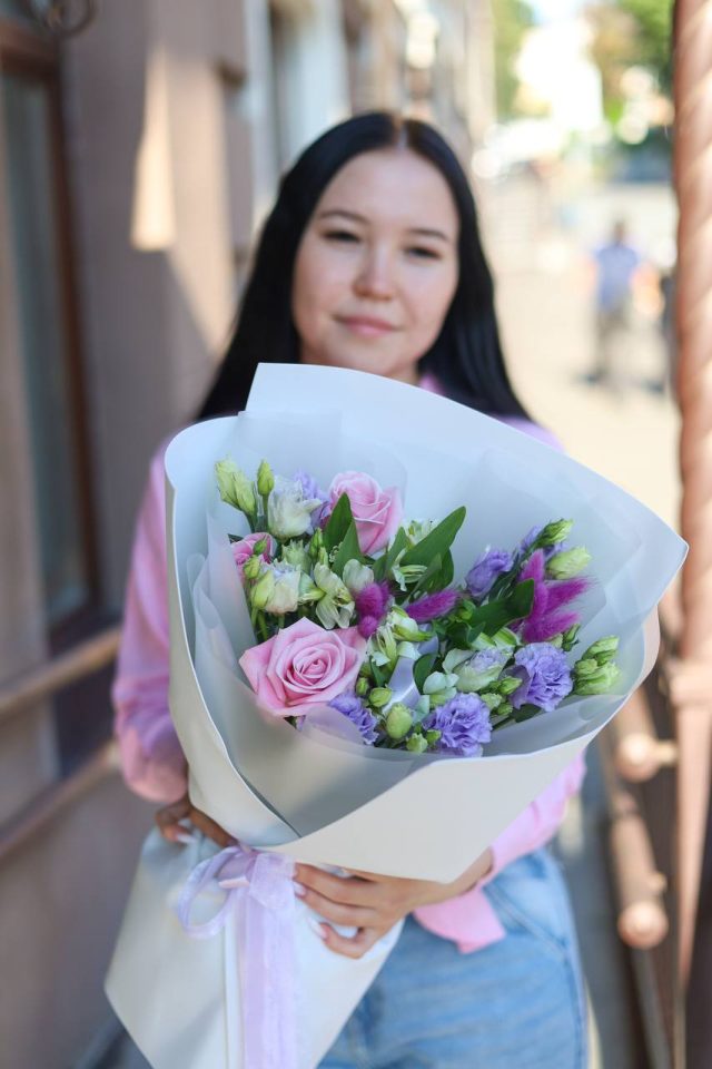 Нежный букет с розами и лагурусом — изображение 2
