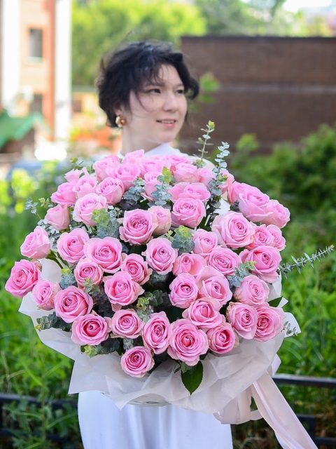 Потрясающие стойкие розовые розы в корзине