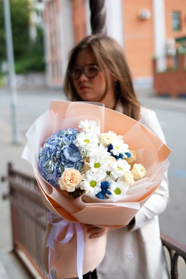 Красочный букет с гортензией — изображение 2