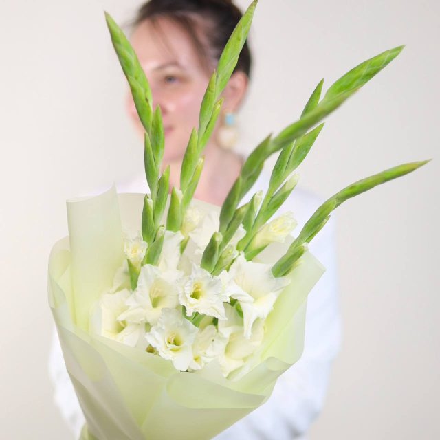 Букет белых гладиолусов