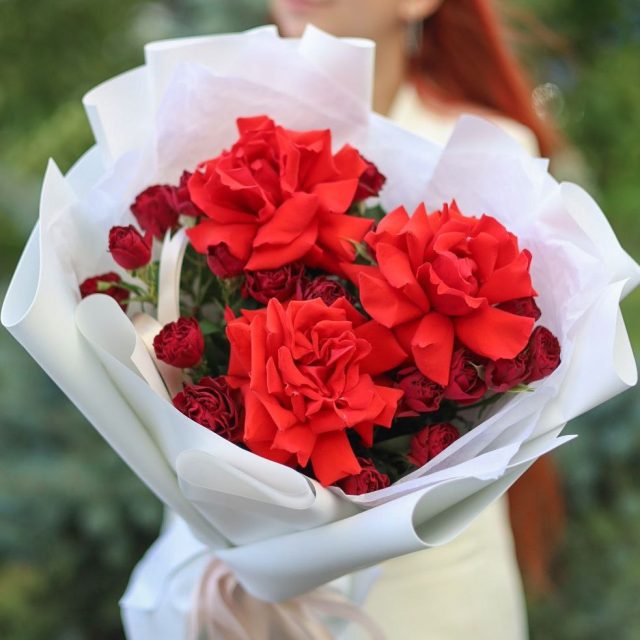 Букет с красными розами