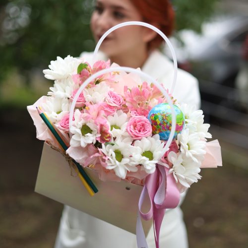 Нежная композиция с глобусом