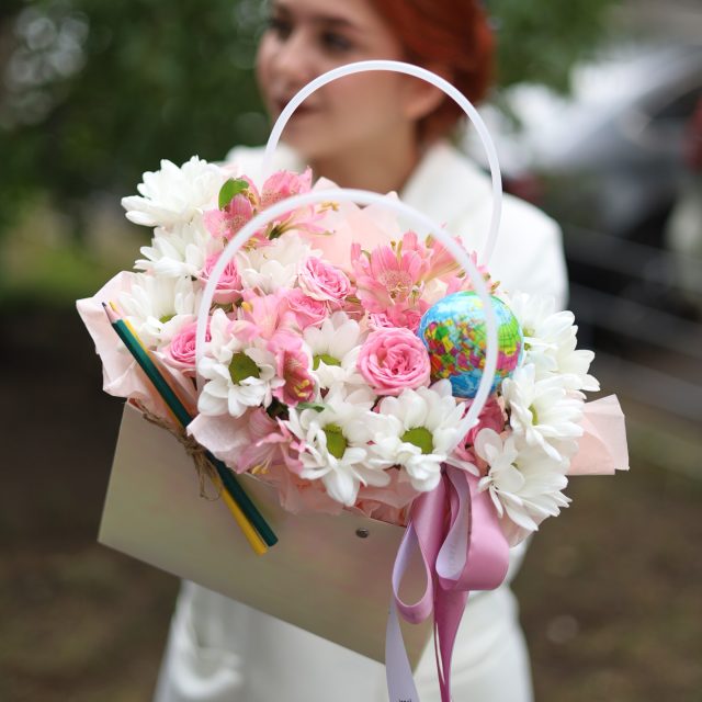 Нежная композиция с глобусом