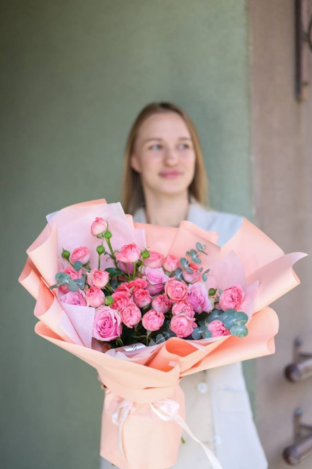 Прекрасный букет с розами — изображение 2