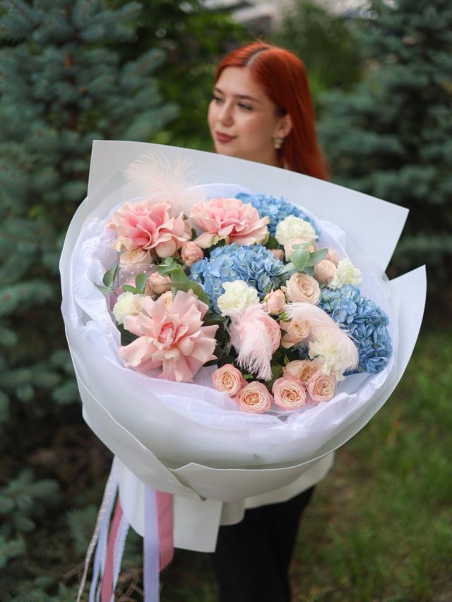 Роскошный авторский букет с крупными розами — изображение 2