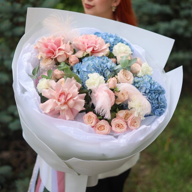 Роскошный авторский букет с крупными розами