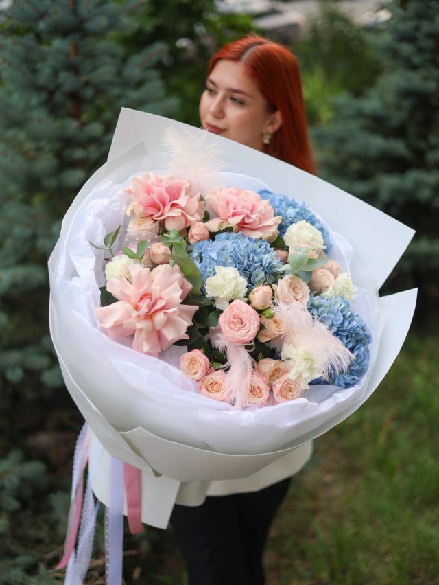 Роскошный авторский букет с крупными розами — изображение 3