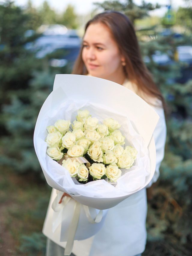Букет из 25 белых роз в оформлении — изображение 2