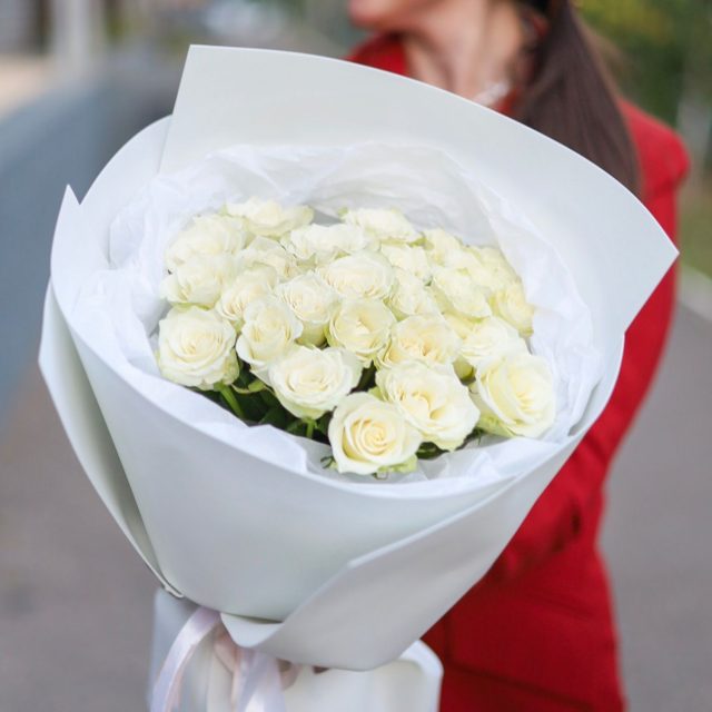 Букет из 21 белой розы