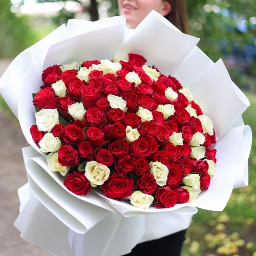 Букет из 101 красной и белой розы