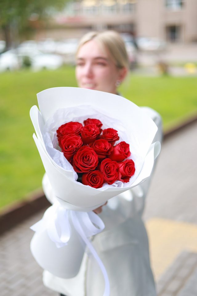 Букет из 11 красных роз — изображение 2