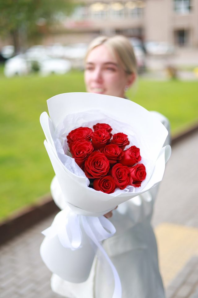 Букет из 11 красных роз — изображение 3
