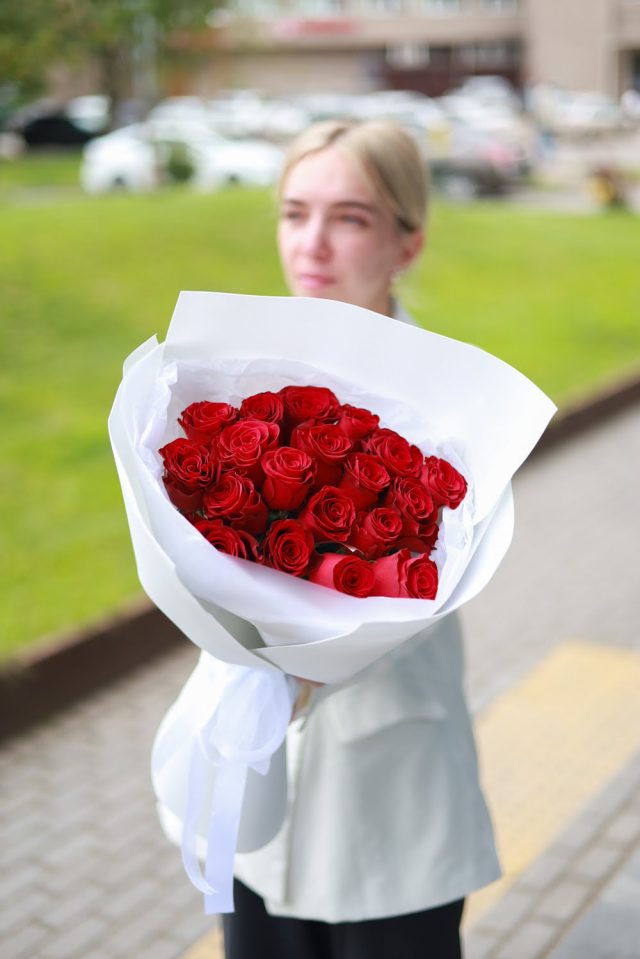 Букет из 19 красных роз в оформлении — изображение 3