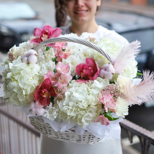 Воздушная корзина стойких цветов