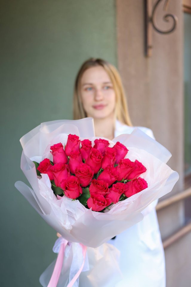 Красивый букет из 19 роз в оформлении — изображение 2