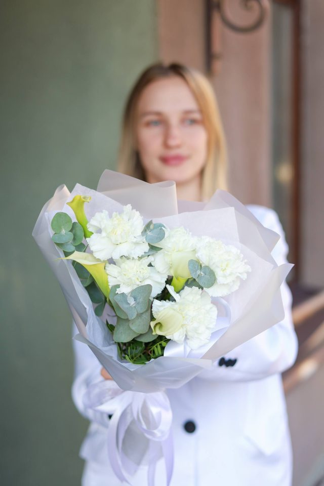 Стильный букет с белыми каллами — изображение 2